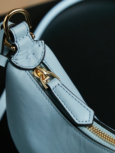 フェンディバッグ着用イメージ